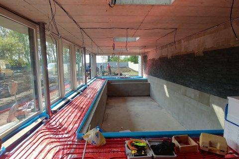 Betonáž spádových betonů okolo bazénu a zázemí