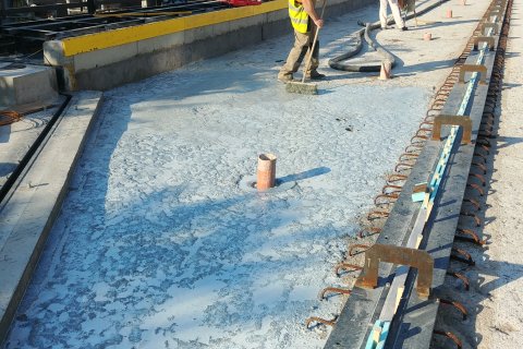 Betonáž spádových podkladních betonů na Negrelliho viaduktu