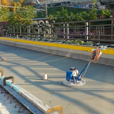 Betonáž spádových podkladních betonů na Negrelliho viaduktu