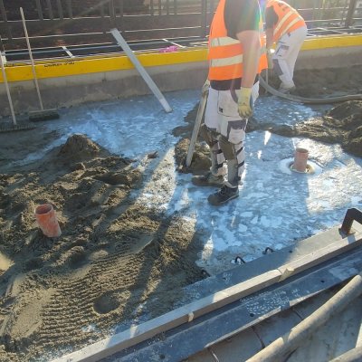 Betonáž spádových podkladních betonů na Negrelliho viaduktu