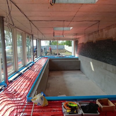 Betonáž spádových betonů okolo bazénu a zázemí
