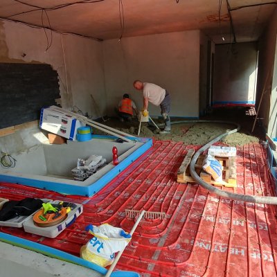 Betonáž spádových betonů okolo bazénu a zázemí