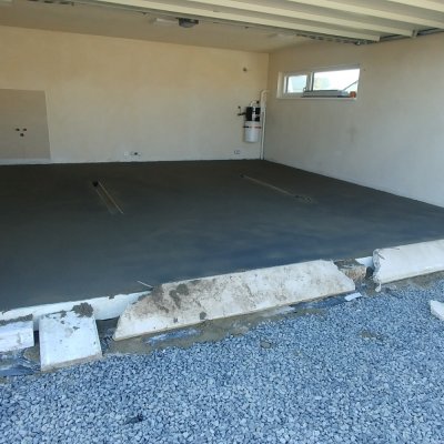 Betonáž spádových betonů v garáži