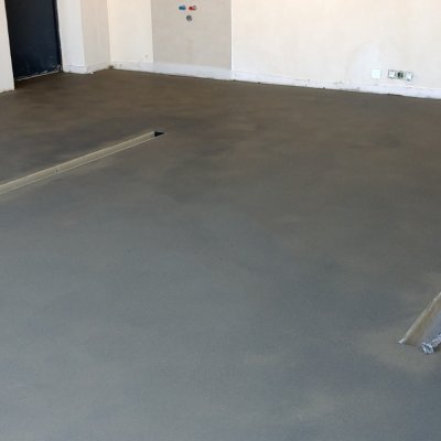 Betonáž spádových betonů v garáži
